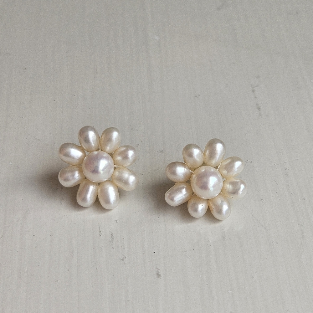 Elegant Pearl Flower Earrings
